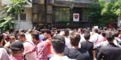 با تجمع مقابل ساختمان باشگاه؛ اعتراض پرسپولیسی‌ها به عرب به روز سوم رسید