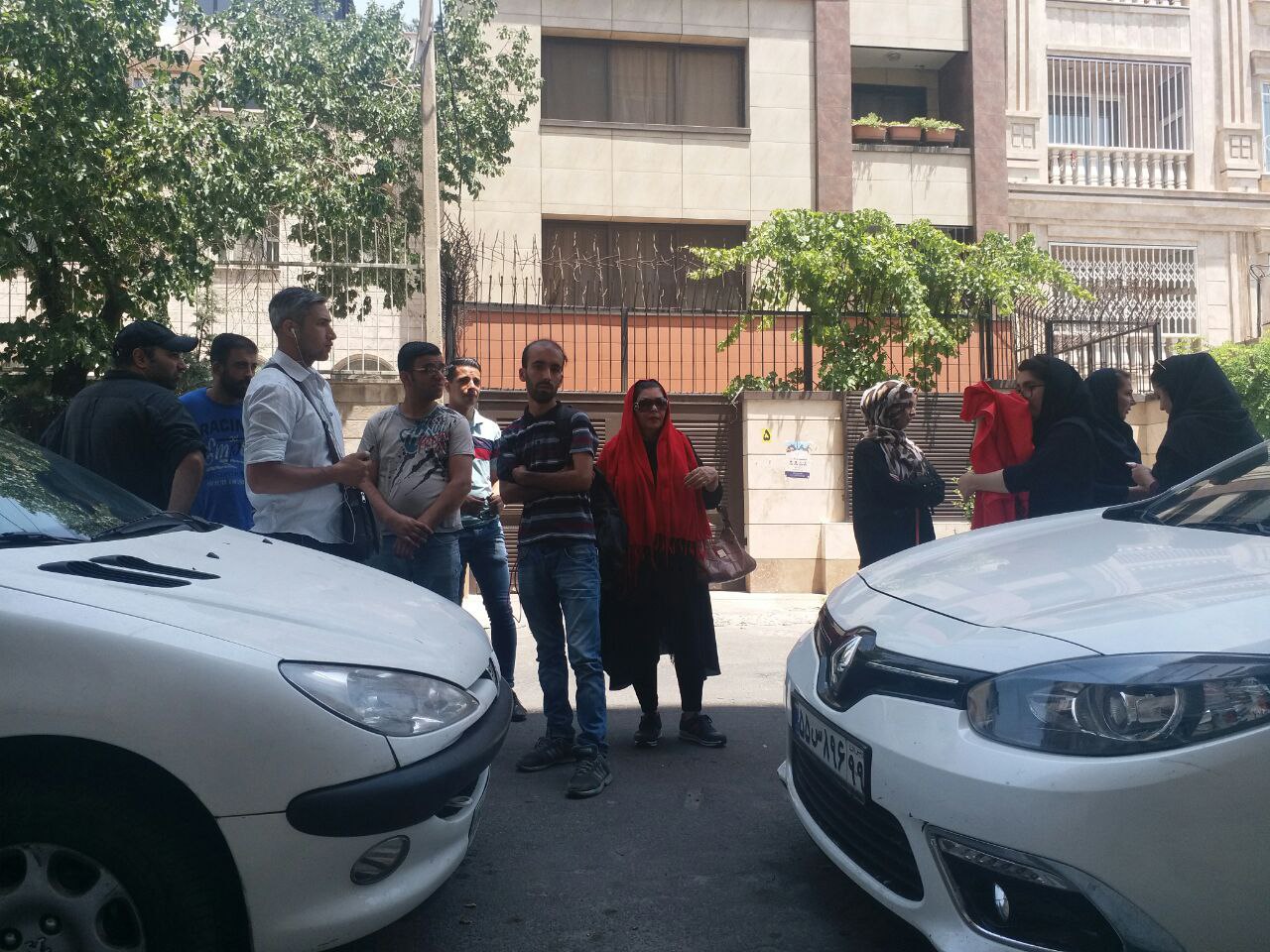 عکس سلفی هواداران پرسپولیس با بازیکنان/ اعتراضی در کار نیست