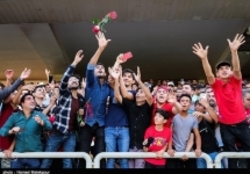 حاشیه دیدار پرسپولیس - سایپا| حضور کالدرون و هواداران پرسپولیس در ورزشگاه و شعار علیه عرب