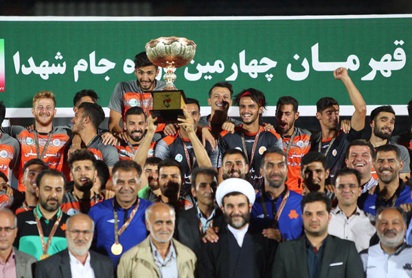 اتفاق عجیب در فینال جام شهدا/ جام اهدایی به تیم قهرمان شباهتی با جام اصلی نداشت! اتفاق عجیب در فینال جام شهدا/ جام اهدایی به تیم قهرمان شباهتی با جام اصلی نداشت!