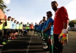 شوق فوتبالی هنرمندان ایرانی‌ در اروپا با بازیکنان ۱۹ تا ۷۵ ساله