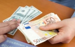 نرخ دلار کاهش یافت  یورو ۱۲.۷۰۰ تومان شد