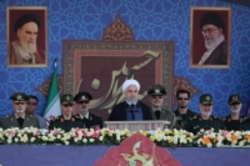 روحانی در رژه نظامی پیام «صلح» داد