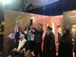 نواخته شدن زنگ  دانش آموز شهید  توسط شهردار تهران