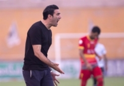 حاشیه دیدار فولاد - پرسپولیس| اعتراض نکونام و تماشاگران به داور