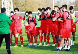 ادامه تمرینات تیم فوتبال امید با حضور تمام نفرات و ۲ کودک زلزله‌زده + عکس