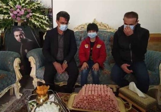 گفت‌‌و‌گوی بازیکنان پرسپولیس با فرزند هوادار فقید یاسوجی