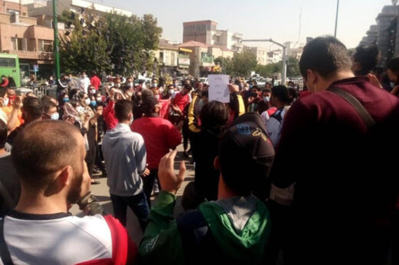 دستگیری هوادار پرسپولیس در تجمع مقابل ساختمان باشگاه+عکس