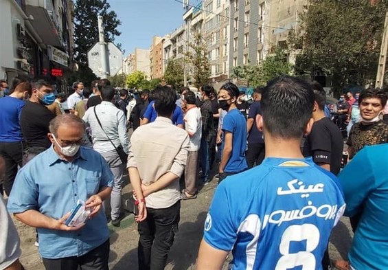 تجمع هواداران استقلال مقابل باشگاه و شعار علیه سلطانی‌فر و مددی + عکس