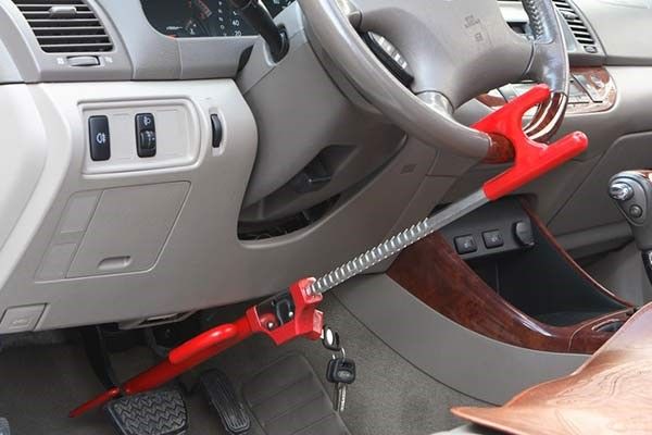 قفل فرمان بهتر است یا قفل پدال؟ نظر سارقان چیست؟ قفل فرمان بهتر است یا قفل پدال؟ نظر سارقان چیست؟