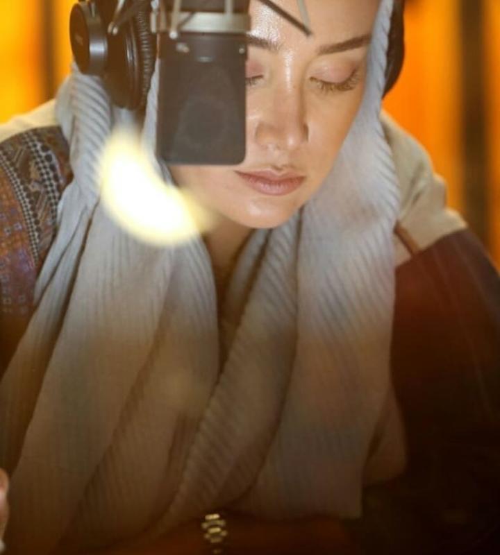 بهاره افشاری در حال گویندگی +عکس بهاره افشاری در حال گویندگی +عکس