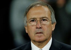قرارداد سرمربی تیم ملی فوتبال بلغارستان با کاهش ۳۰ درصدی دستمزدش تمدید شد