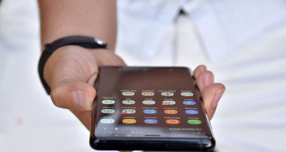 گزارش) قیمت موبایل سرگردان در تب نوسانات ارزی/ چرا نمی‌توانیم در داخل کشور تلفن همراه تولید کنیم؟