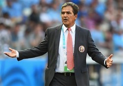 سرمربی امارات: مثل کاستاریکا در جام جهانی با سیستم دفاع و ضد حمله بازی می‌کنیم