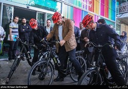 حضور حناچی با دوچرخه در محل کمیته ملی المپیک+عکس