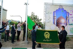 اهتزاز پرچم حرم امام رضا(ع) در میدان صادقیه تهران