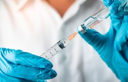 انتقاد شدید یک پزشک از صحبت‌های غیر علمی یک فعال اینستاگرامی در مورد واکسن