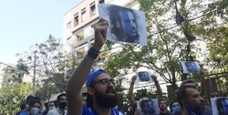 شعارهای طرفداران استقلال مقابل فدراسیون فوتبال+تصاویر