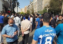 تجمع دوباره هواداران استقلال مقابل ساختمان باشگاه