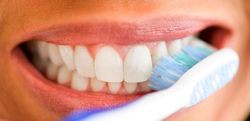 نقش خمیر دندان و مسواک زدن در جلوگیری از ویروس کرونا (کوید ۱۹)