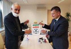 اهدای پیراهن شماره ۸ تیم ملی به رئیس فدراسیون فوتبال بوسنی