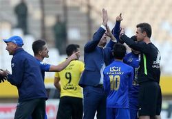 حمله استقلالی‌ها به داور بازی با فولاد