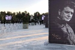 همایون شجریان بر مزار استاد آواز ایران  عکس