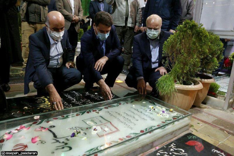 تصویر فاتحه خوانی قالیباف بر سر مزار سردار سلیمانی پس از تحویل سال