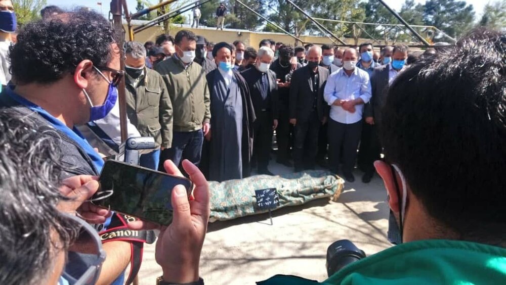 عکس | اقامه نماز بر پیکر آزاده نامداری