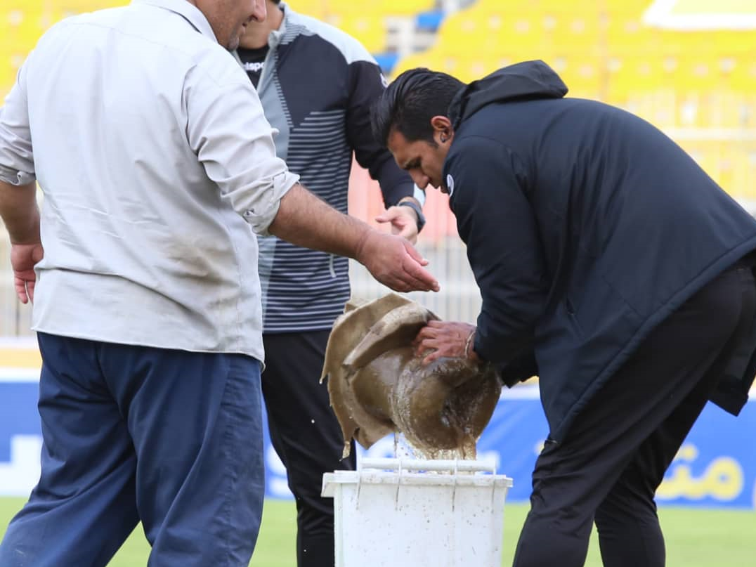 حاشیه بازی نفت مسجدسلیمان و گلگهر| وضعیت اسفناک زمین و خالی کردن آب به روش سنتی +عکس حاشیه بازی نفت مسجدسلیمان و گلگهر| وضعیت اسفناک زمین و خالی کردن آب به روش سنتی +عکس