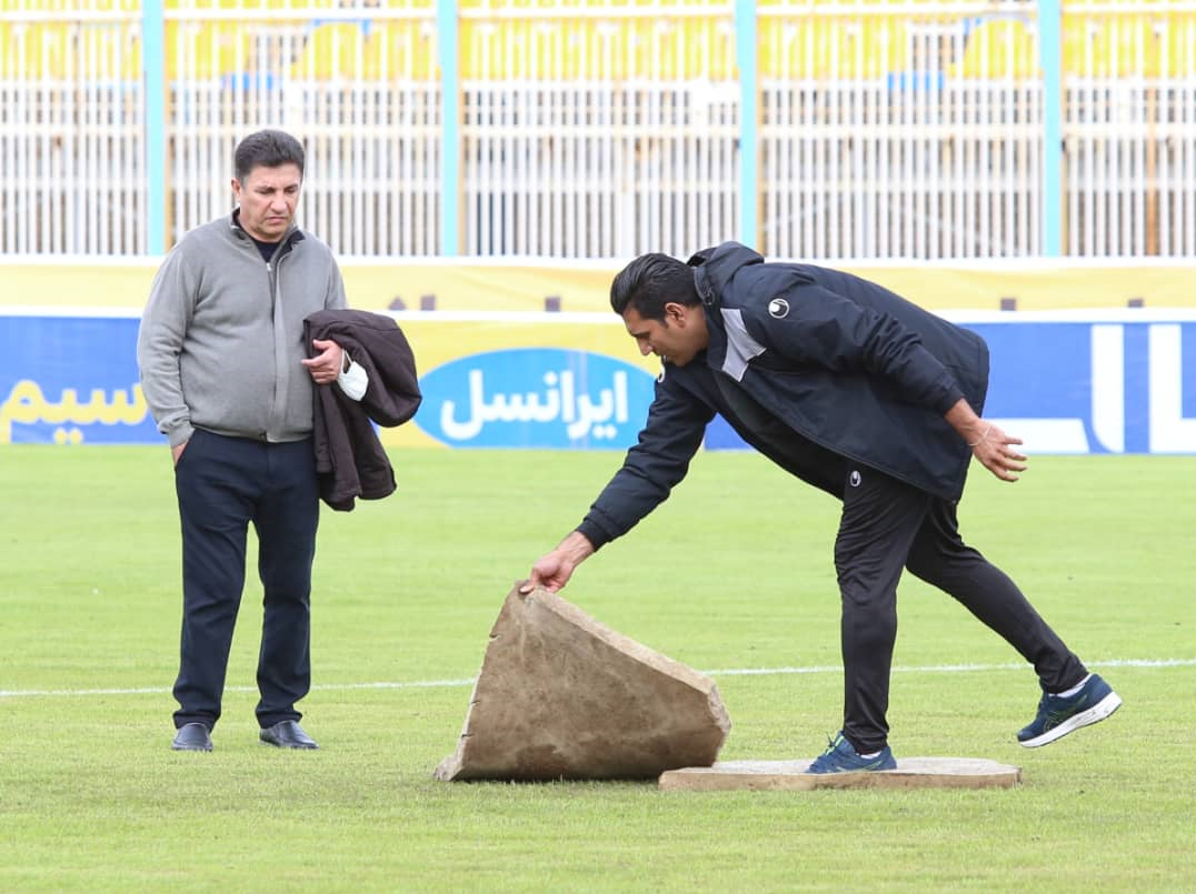 حاشیه بازی نفت مسجدسلیمان و گلگهر| وضعیت اسفناک زمین و خالی کردن آب به روش سنتی +عکس حاشیه بازی نفت مسجدسلیمان و گلگهر| وضعیت اسفناک زمین و خالی کردن آب به روش سنتی +عکس