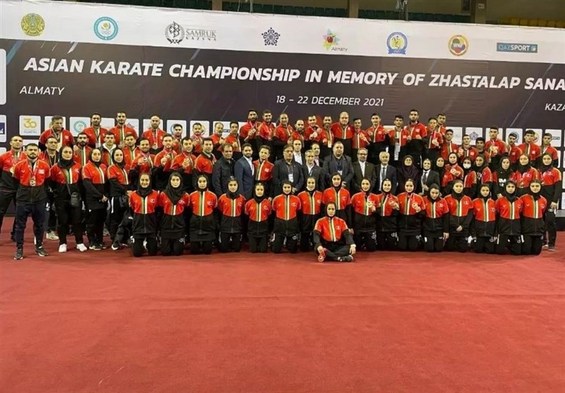 اهتزار پرچم حضرت ابوالفضل (ع) روی سکوی مسابقات کاراته قهرمانی آسیا + عکس