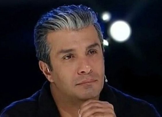 عکسی تلخ از سوگواری آریا عظیمینژاد بر مزار مادرش
