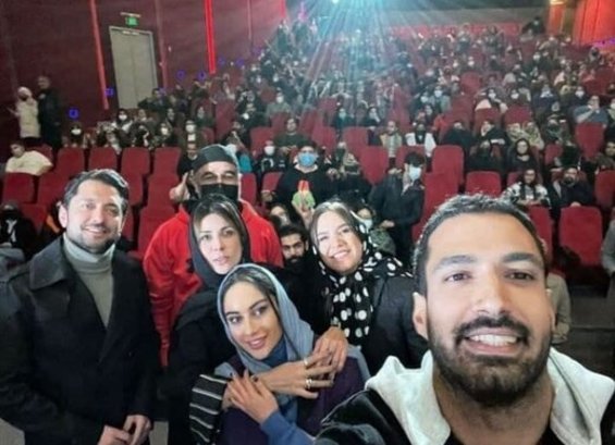 سلفی گرفتن بهرام رادان، پژمان جمشیدی، ترلان پروانه و ... در اکران مردمی «گربه سیاه»+ عکس