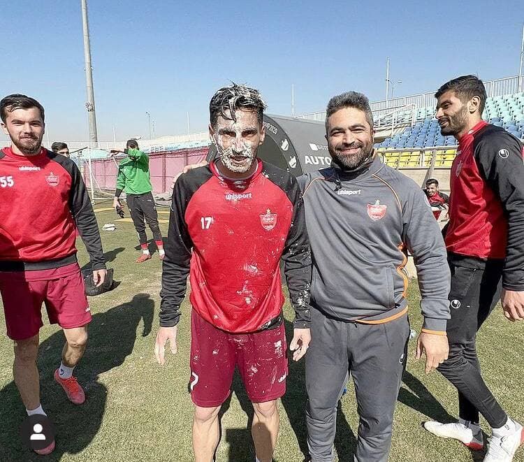 عکس| حمله بازیکنان پرسپولیس به مدافع جنجالی با کیک