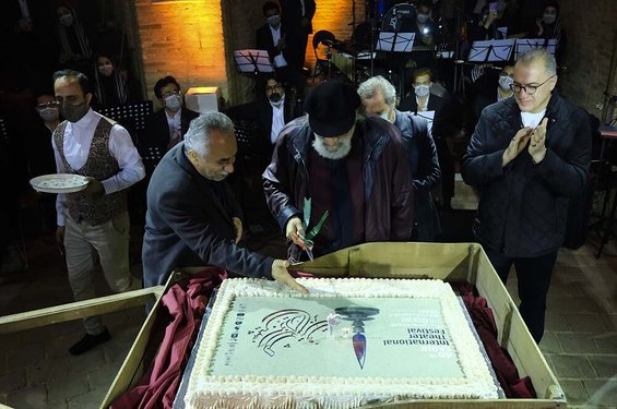 داریوش ارجمند در حال بریدن کیک جوانی ۴۰ ساله+عکس