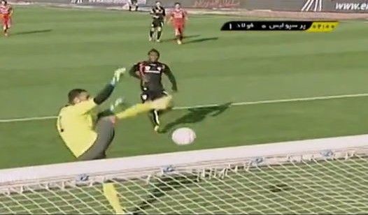 عکس| عجیب‌ترین گل به خودی تاریخ در تقابل پرسپولیس با فولاد/ پای گلر جنجالی در میان بود!