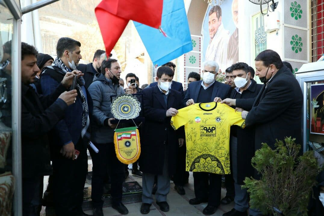 ادای احترام مدیرعامل سپاهان به سردار سلیمانی+عکس