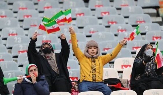 خبرنگاران خانم را به ورزشگاه آزادی راه ندادند!+عکس