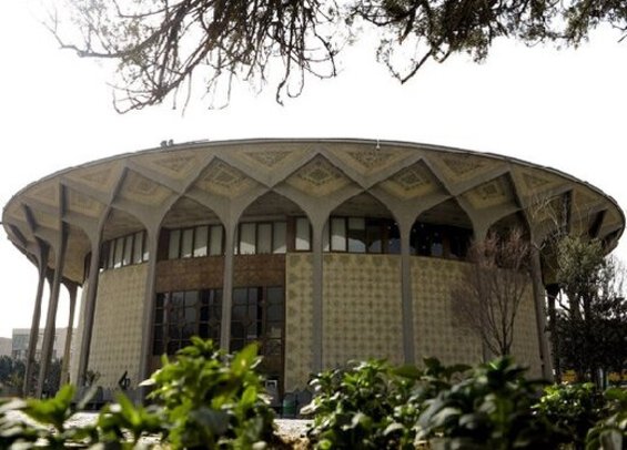 انتقاد رضا کیانیان از محمود احمدی‌نژاد و دیگران برای ضربه زدن به تئاتر شهر