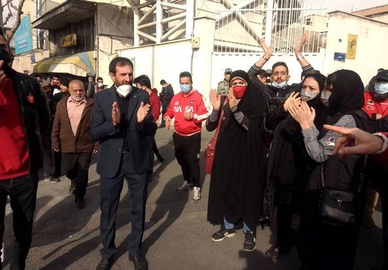 تجمع هواداران پرسپولیس این بار مقابل مجلس+عکس