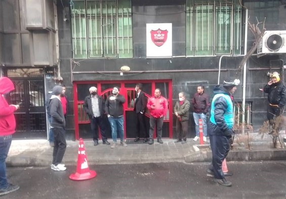 ادامه اعتراضات هواداران مقابل باشگاه پرسپولیس