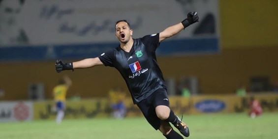 حاشیه بازی نفت آبادان و پرسپولیس| سجده شکر بازیکنان و شادی آبادانیها با پرچم برزیل