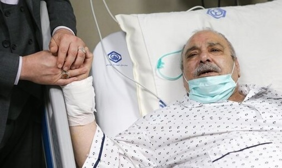 محمد کاسبی باید عمل جراحی قلب انجام دهد