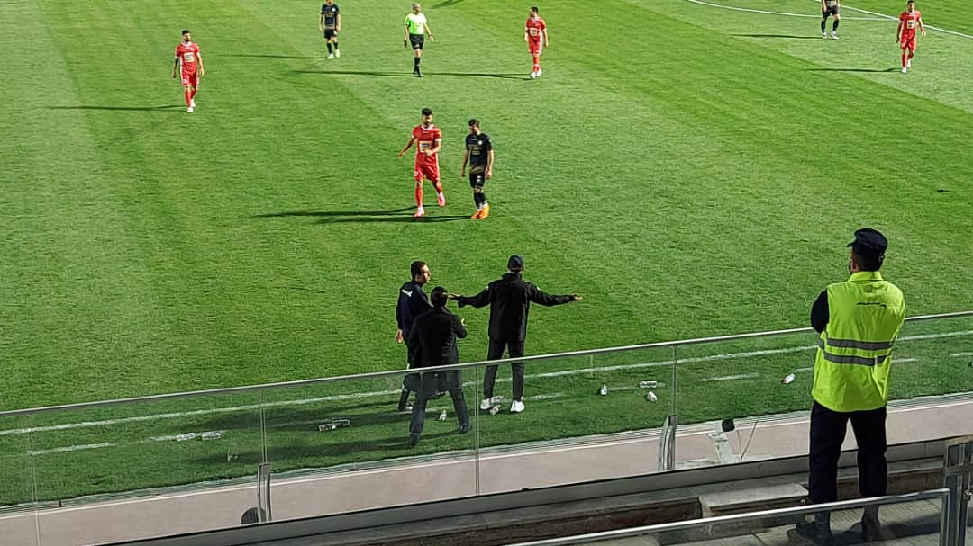 حاشیه بازی گلگهر و پرسپولیس| کنایه گزارشگر به گل سرخ ها، اخراج سرپرست گلگهر و اعتراض گلمحمدی به داور حاشیه بازی گلگهر و پرسپولیس| کنایه گزارشگر به گل سرخ ها، اخراج سرپرست گلگهر و اعتراض گلمحمدی به داور