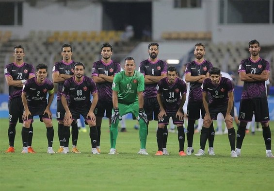 نرمش صبحگاهی پرسپولیسی‌ها در هتل/ حضور ۴۰ هوادار و تشویق سرخپوشان