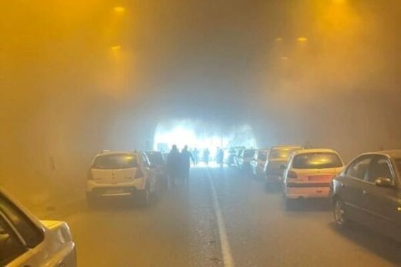 آتش‌سوزی یک خودرو در تونل آزادراه تهران- پردیس+عکس