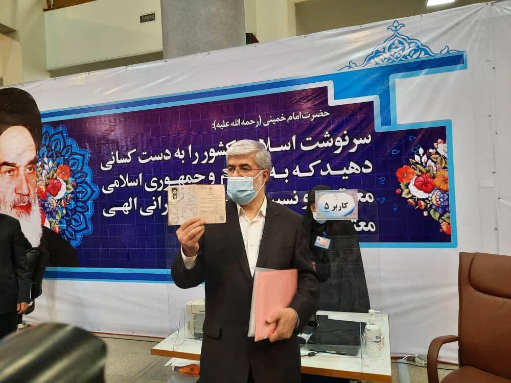 عکسی از علی مطهری با شناسنامه در دست بعد از ثبت نام در انتخابات 1400