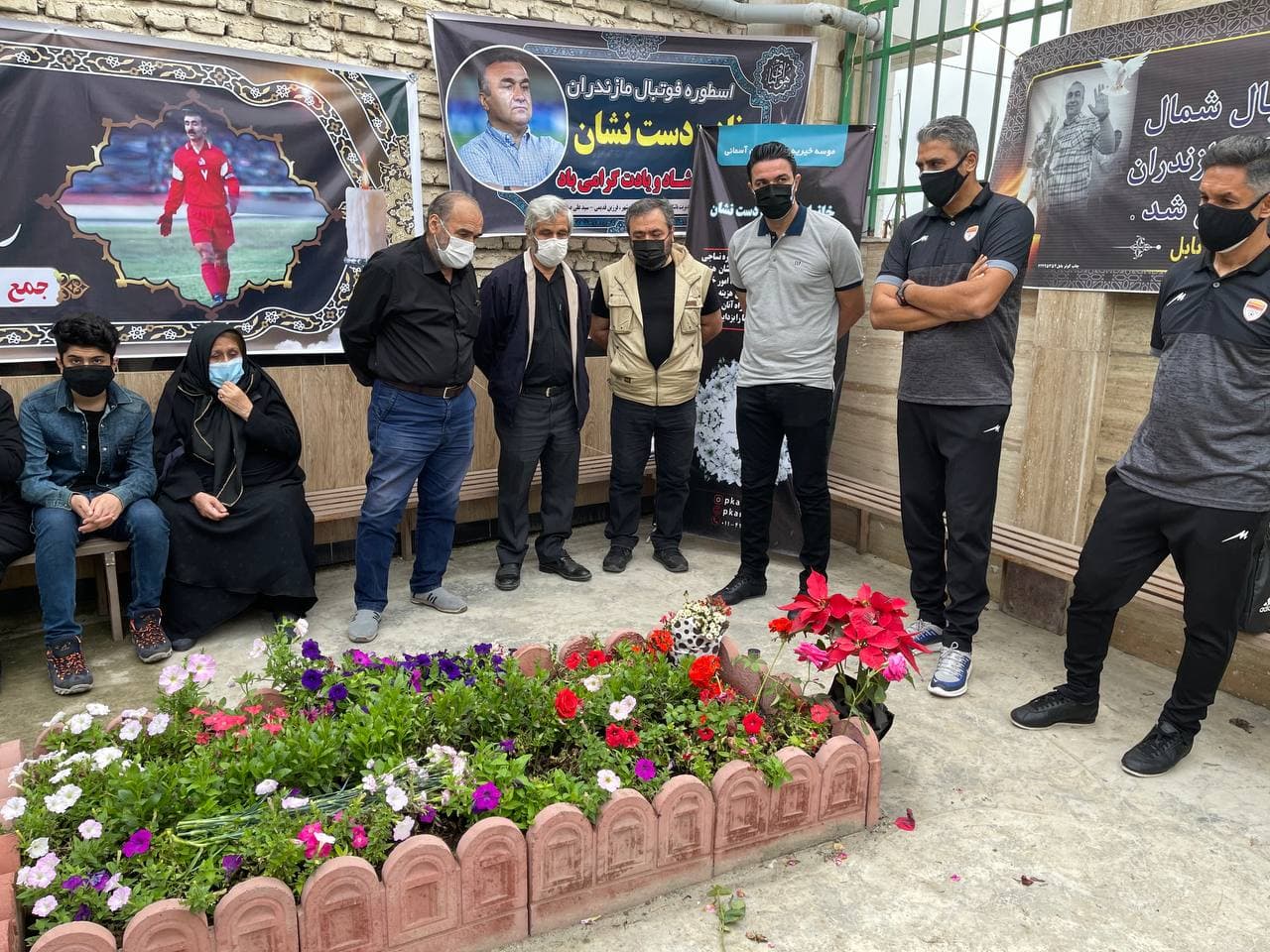 ادای احترام نکونام به مرحوم نادر دست نشان/عکس