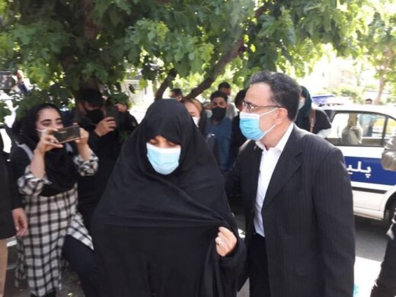 کاندیدای معروف اصلاح طلبان با همسرش به ستاد انتخابات آمد